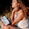 UNIQ etui Coehl Savon iPhone 16 Pro 6.3" Magnetic Charging bubble prism na NearMe.pl
